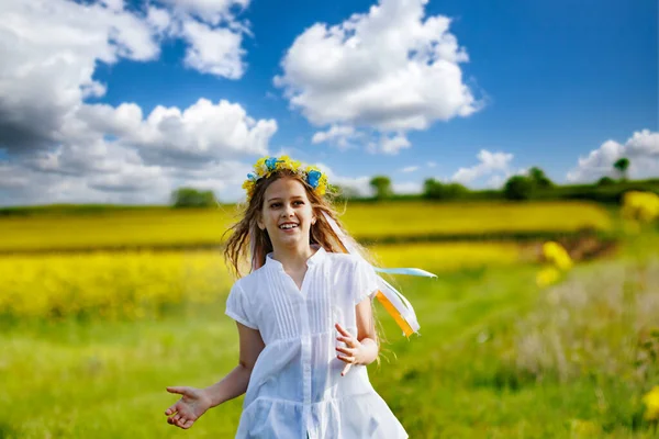 Schöne Energetische Verträumte Teenager Mädchen Einem Weißen Kleid Und Einem — Stockfoto