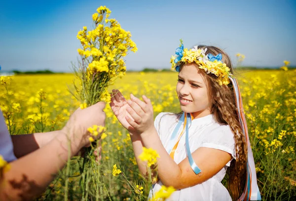 Fröhlich Lächelndes Mädchen Kleid Mit Ukrainischem Kranz Mit Gelben Und — Stockfoto