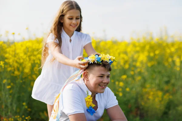 Радісна Молодша Сестра Плете Довгі Тонкі Багатокольорові Стрічки Українському Жовтому — стокове фото