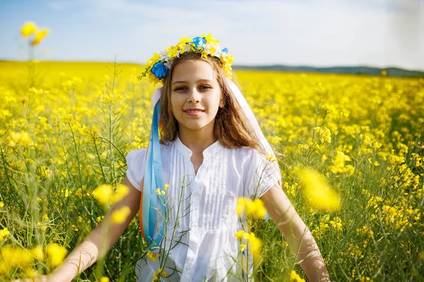 Freudiges Nettes Langhaariges Teenagermädchen Schneeweißem Kleid Und Hellem Blumigem Ukrainischen — Stockfoto