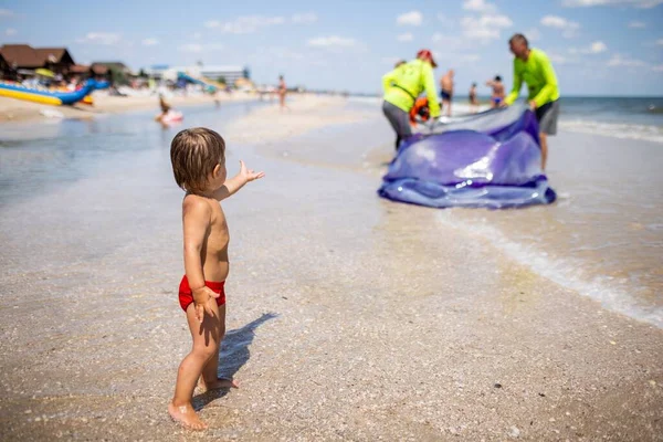 Niño Alegre Lindo Mira Horizonte Del Mar Azul Tranquilo Las —  Fotos de Stock