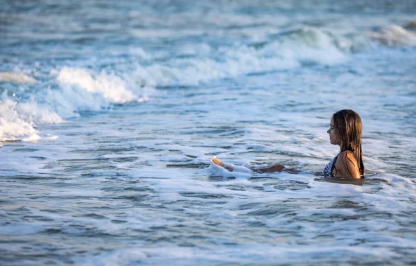 비키니를 기분좋게 머리의 소녀가 수영을 — 스톡 사진
