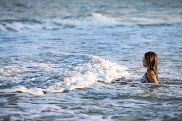 Parlak Leopar Bikinili Islak Saçlı Neşeli Kız Etrafına Sıçratıyor Mavi — Stok fotoğraf
