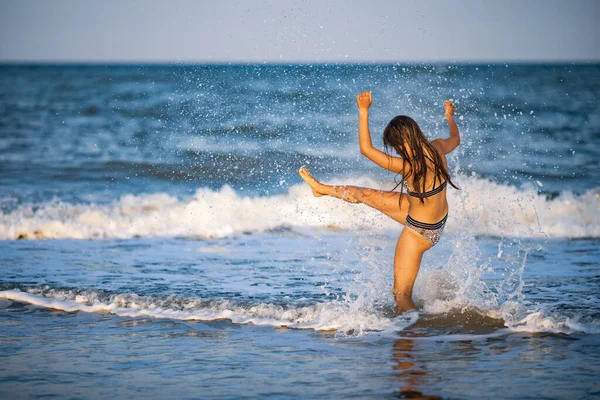 Siyah Saçlı Şişman Dalgın Esmer Bir Kız Mavi Sığ Denizde — Stok fotoğraf