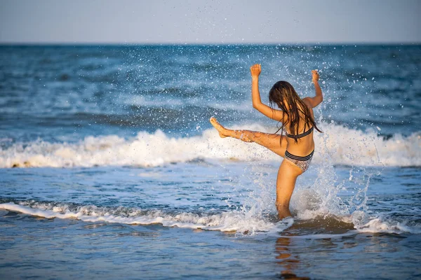 Gorda Morena Pensativa Chica Con Pelo Oscuro Suelto Mojado Camina —  Fotos de Stock