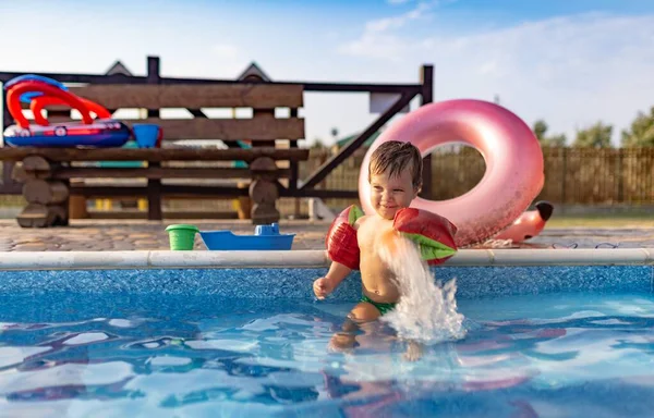 Malý Chlapec Jasnými Náramky Hrající Plážovými Hračkami Tmavomodrého Bazénu Průzračnou — Stock fotografie