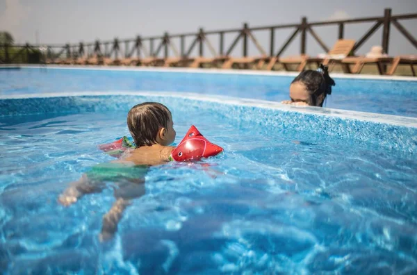 Little Cheerful Funny Kid Bright Inflatable Oversleeves Swims Shallow Children — Foto de Stock