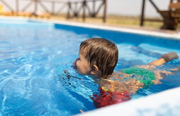 Pequeño Niño Feliz Alegre Brazaletes Inflables Brillantes Nada Una Piscina — Foto de Stock