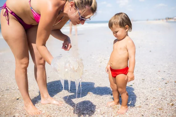 Una Hermosa Madre Cautelosa Con Traje Baño Colorido Brillante Muestra — Foto de Stock