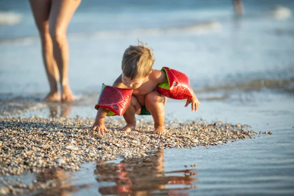 Pequeño Niño Divertido Divertido Recoge Conchas Guijarros Tranquilo Mar Azul — Foto de Stock