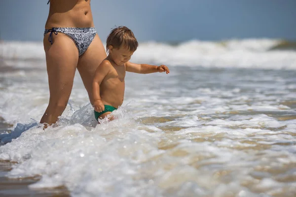 Alegre Feliz Madre Cariñosa Lanza Pequeño Hijo Divertido Sobre Mar —  Fotos de Stock