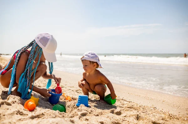 Tipo Flaco Hermana Mayor Linda Juega Con Hermano Pequeño Niño —  Fotos de Stock