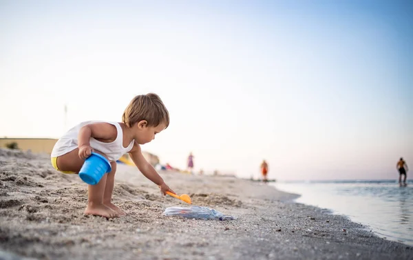 Piccolo Ragazzo Allegro Entusiasta Gioca Con Suoi Giocattoli Una Spiaggia — Foto Stock