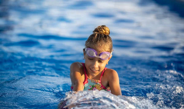 Una Niña Traje Baño Color Rosa Brillante Con Gafas Negras — Foto de Stock