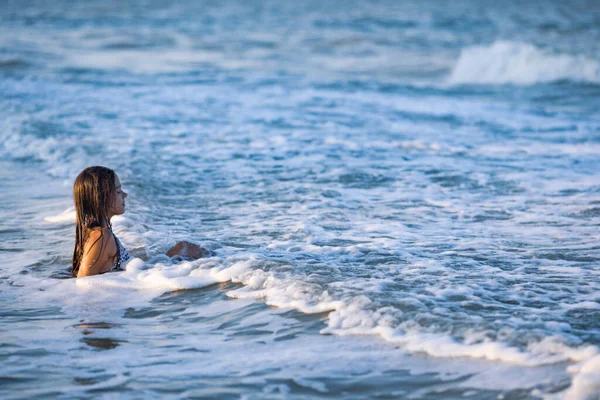 Parlak Leopar Bikinili Islak Saçlı Neşeli Kız Etrafına Sıçratıyor Mavi — Stok fotoğraf