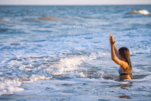 Parlak Leopar Bikinili Islak Saçlı Neşeli Kız Etrafına Sıçratıyor Mavi — Stok fotoğraf