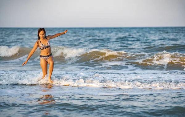 Gorda Morena Pensativa Chica Con Pelo Oscuro Suelto Mojado Camina —  Fotos de Stock