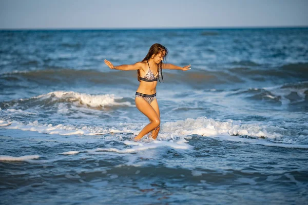 Siyah Saçlı Şişman Dalgın Esmer Bir Kız Mavi Sığ Denizde — Stok fotoğraf