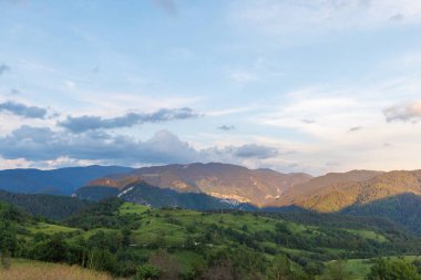 Dağ bitkileri ve ladin ile korunan yeşil bahar dağı vadisi. Smolyan 'da küçük ve eski bir sığır köyü olan karanlık sık ormanlar. Aç koyunların otladığı yeşil otlaklar.