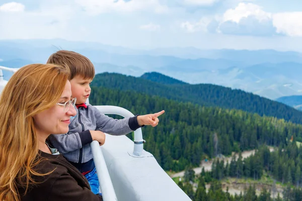 Madre Sostiene Firmemente Hijo Pequeño Muestra Los Paisajes Del Valle —  Fotos de Stock