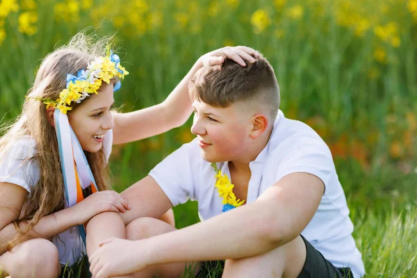 Einheimische Fröhliche Teenager Genießen Das Warme Wetter Großer Starker Bruder — Stockfoto