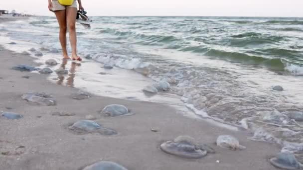 Elinde Bronzlaşmış Bacakları Parlak Sandaletleri Olan Bir Kız Deniz Dalgaları — Stok video
