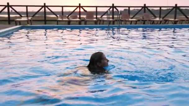 Красива Молода Засмагла Жінка Плаває Глибокому Блакитному Басейні Прозорою Прохолодною — стокове відео