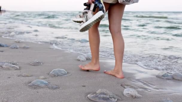Una Ragazza Con Gambe Abbronzate Sandali Luminosi Mano Cammina Lungo — Video Stock