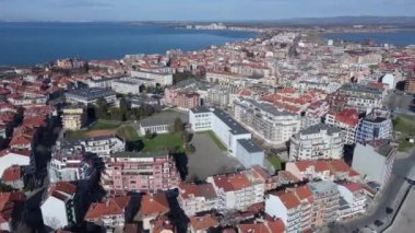 Bulgaristan 'ın kayalık yarımadasında bulunan ve büyük mavi, tuzlu Karadeniz tarafından turlanan küçük ve yoğun nüfuslu Pomorie kasabasına kuş bakışı bir bakış. UHD 4K video gerçek zamanlı