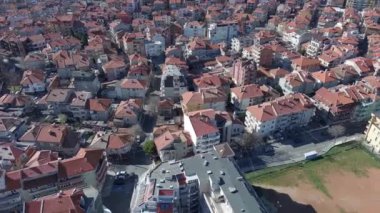 Küçük sakin eski bir kasaba, Pomorie, Bulgaristan yarımadası, pek çok farklı araba, eski ve yeni evler ve oteller kuşbakışı görülüyor. UHD 4K video gerçek zamanlı