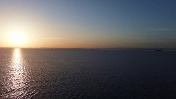 在平静的蓝色静谧的黑海 在多彩的云天和明亮的黄昏的夕阳映衬下 你可以看到迷人的迷人的光芒 Uhd 4K视频实时处理 — 图库视频影像
