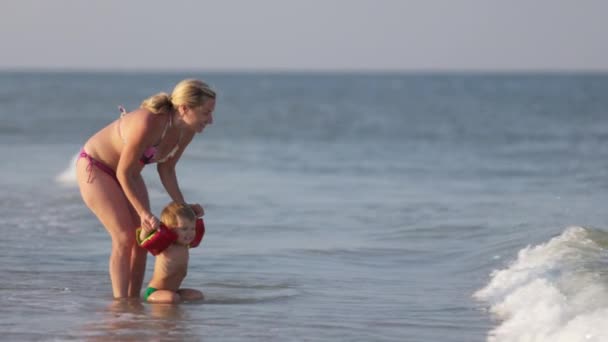 Eine Freundliche Fürsorgliche Mutter Spielt Mit Ihrem Kleinen Lustigen Baby — Stockvideo