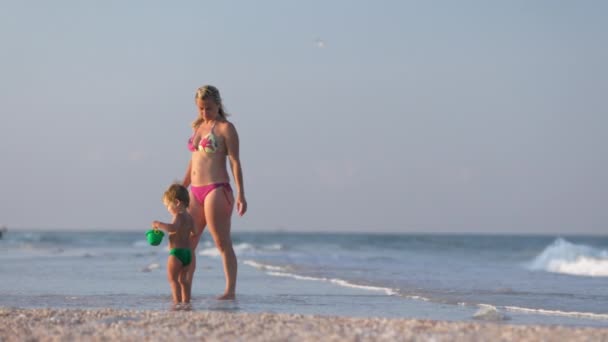 Uma Mãe Gentil Bonita Carinhosa Caminha Longo Uma Bela Praia — Vídeo de Stock