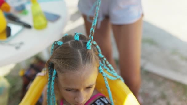 Mała Czekająca Opaloną Dziewczynę Jasnożółtym Letnim Garniturze Tkająca Kolorowe Różowo — Wideo stockowe