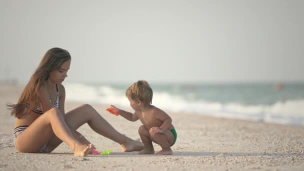 Bonita Hermana Mayor Linda Delgada Juega Con Hermano Pequeño Mientras — Vídeos de Stock