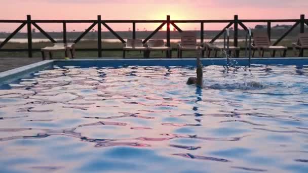 Schöne Junge Braun Gebrannte Frau Schwimmt Einem Tiefblauen Pool Mit — Stockvideo