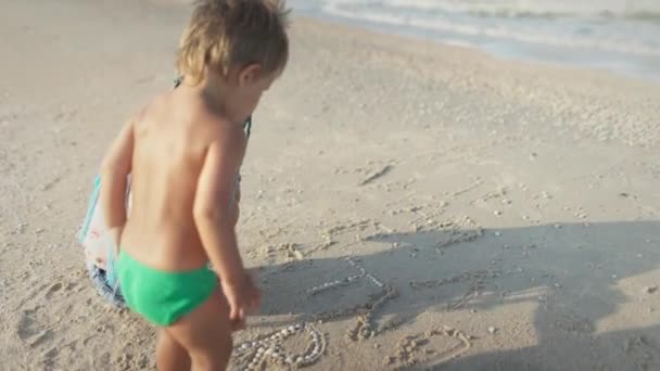 Tatlı Sıska Ablası Yaz Tatilinde Sığ Deniz Suyunda Otururken Küçük — Stok video