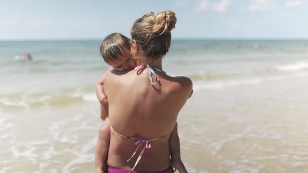 Una Madre Hermosa Amable Cariñosa Bikini Verano Brillante Traje Baño — Vídeo de stock