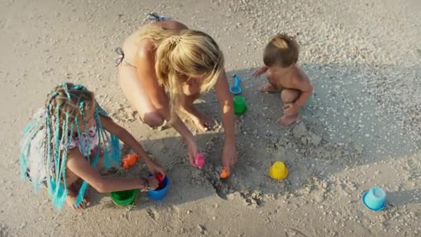 Une Belle Mère Bienveillante Joue Avec Ses Enfants Fille Aînée — Video