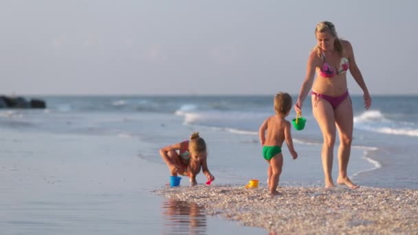 Una Madre Amable Cariñosa Hermosa Juega Con Sus Hijos Hija — Vídeos de Stock