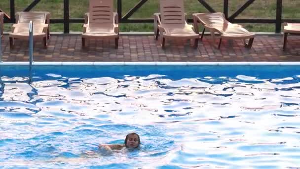 Beautiful Young Tanned Woman Swims Deep Blue Pool Clear Transparent — Stock Video