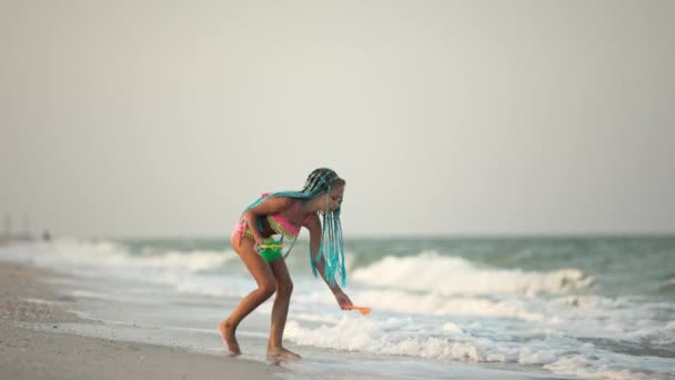 Opalona Entuzjastycznie Szczupła Dziewczyna Jasnymi Afrykańskimi Warkoczami Letnim Różowym Letnim — Wideo stockowe