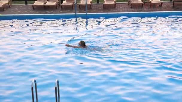 Красивая Молодая Загорелая Женщина Плавает Глубоком Голубом Бассейне Прозрачной Прозрачной — стоковое видео