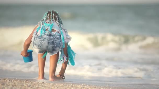 Chica Delgada Entusiasta Bronceada Con Trenzas Africanas Brillantes Traje Verano — Vídeos de Stock