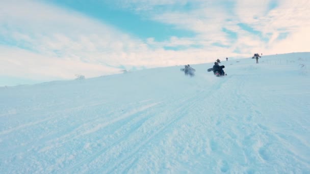 Side View People Riding Snowmobiles Snow Covered Hill Mountains Group — 图库视频影像