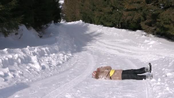 Seitenansicht Eines Weiblichen Kindes Warmem Mantel Und Fäustlingen Die Schneebedeckt — Stockvideo