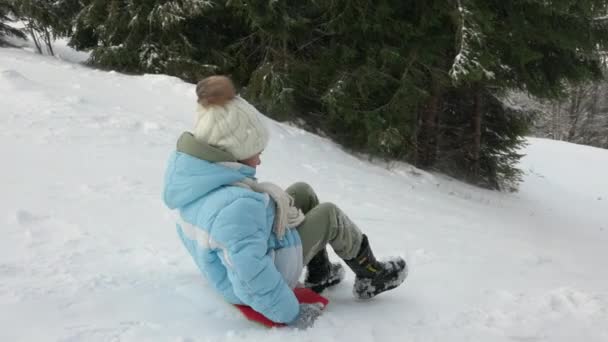 Вид Сбоку Молодую Девушку Мчащуюся Снежного Холма Счастливая Девочка Тепло — стоковое видео