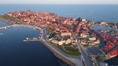Bulgaristan 'ın sakin, sessiz, derin Karadeniz kıyısındaki bir yarımadada küçük bir deniz yatı iskelesi bulunan tarihi Nessebar kasabasının kuş bakışı görüntüsü