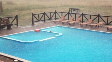 İnanılmaz derecede şiddetli yağmur ve hızlı, sert rüzgar uzun zamandır beklenen bir tatil için sakin bir üssün ılık ve güneşli yaz havasını bozuyor. 4K UHD yavaş çekim videosu