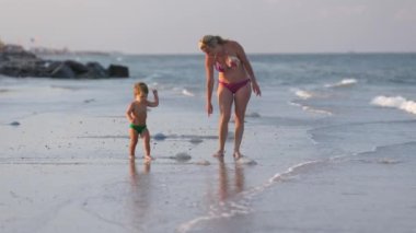 Dikkatli, nazik, şefkatli bir anne, küçük oğlu için endişelenir ve ona, parlak bir yaz tatilinde deniz analarıyla dolu plajda gezen tehlikeli denizanalarını anlatır.